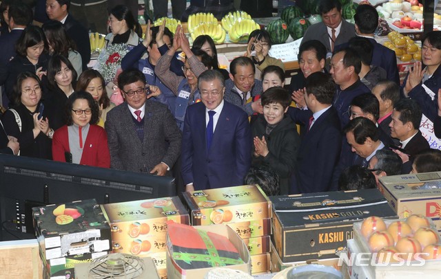 【대구=뉴시스】박진희 기자 = 문재인 대통령이 22일 대구시 북구 칠성종합시장에서 상권 르네상스 프로젝트 브리핑을 청취하고 있다. 2019.03.22.&nbsp; pak7130@newsis.com