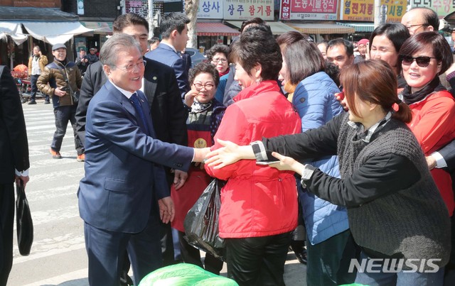 【대구=뉴시스】박진희 기자 = 문재인 대통령이 22일 대구시 북구 칠성종합시장에서 시민들과 인사를 나누고 있다. 2019.03.22.&nbsp; pak7130@newsis.com