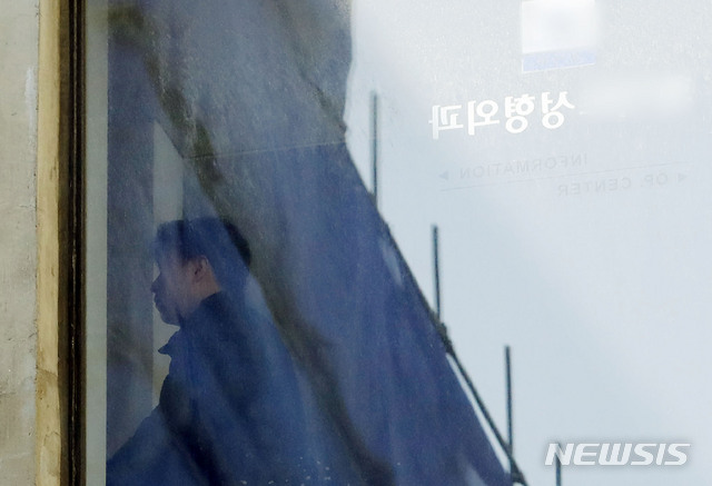 【서울=뉴시스】최동준 기자 = 이부진 호텔신라 사장의 프로포폴 상습투약 의혹을 내사 중인 경찰이 22일 의혹을 받고 있는 서울 강남의 H 성형외과로 들어가고 있다. 2019.03.22. photocdj@newsis.com