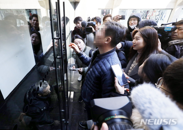 【서울=뉴시스】최동준 기자 = 이부진 호텔신라 사장의 프로포폴 상습투약 의혹을 내사 중인 경찰이 22일 의혹을 받고 있는 서울 강남의 H 성형외과로 들어가고 있다. 2019.03.22.photocdj@newsis.com