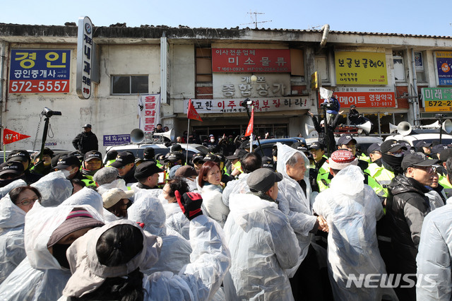 【서울=뉴시스】박미소 수습기자 = 서울 강남구 개포주공1단지 2차 강제집행이 진행된 22일 오후 재건축 조합원들이 종합상가로 진입을 시도하고 있다. 2019.03.22.  misocamera@newsis.com