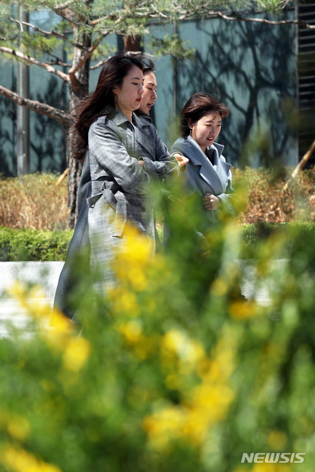 【서울=뉴시스】이윤청 수습기자 = 전국이 대체로 맑은 날씨를 보인 지난 22일 오후 서울 종로구 세종대로 사거리 인근에서 시민들이 걷고 있다. 2019.03.22. radiohead@newsis.com