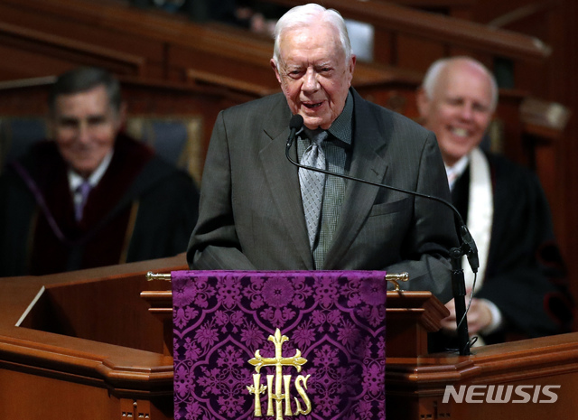 【플레인=AP/뉴시스】지미 카터 전 미국 대통령이 미국 역대 전 대통령 가운데 최장수 기록을 세웠다. 39대 미국 대통령이었던 카터 전 대통령은 21일(현지시간) 현재 94세 172일을 기록해 지난해 11월30일 조지 H. W. 부시 전 대통령 별세 당시 나이보다 하루가 더 많아졌다.사진은 2018년 3월 27일 지미 카터 전 대통령이 미 조지아주 애틀랜타에서 열린 밀러 전 조지아주 주지사 장례식에서 추도사하는 모습. 2019.03.22.