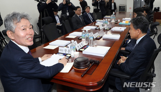 【서울=뉴시스】박영태 기자 = 22일 서울 영등포구 여의도 국회 의원회관에서 열린 국회 윤리특별위원회 윤리심사자문위원회 회의를 장훈열 위원장이 주재하고 있다. 이날 회의에는 자유한국당 추천 자문위원인 홍성걸 국민대 교수, 차동언 변호사, 조상규 변호사는 사의를 표해 불참했다. 2019.03.22. since1999@newsis.com