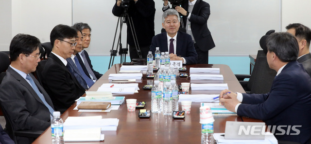 【서울=뉴시스】박영태 기자 = 22일 서울 영등포구 여의도 국회 의원회관에서 열린 국회 윤리특별위원회 윤리심사자문위원회 회의를 장훈열 위원장이 주재하고 있다. 이날 회의에는 자유한국당 추천 자문위원인 홍성걸 국민대 교수, 차동언 변호사, 조상규 변호사는 사의를 표해 불참했다. 2019.03.22.since1999@newsis.com