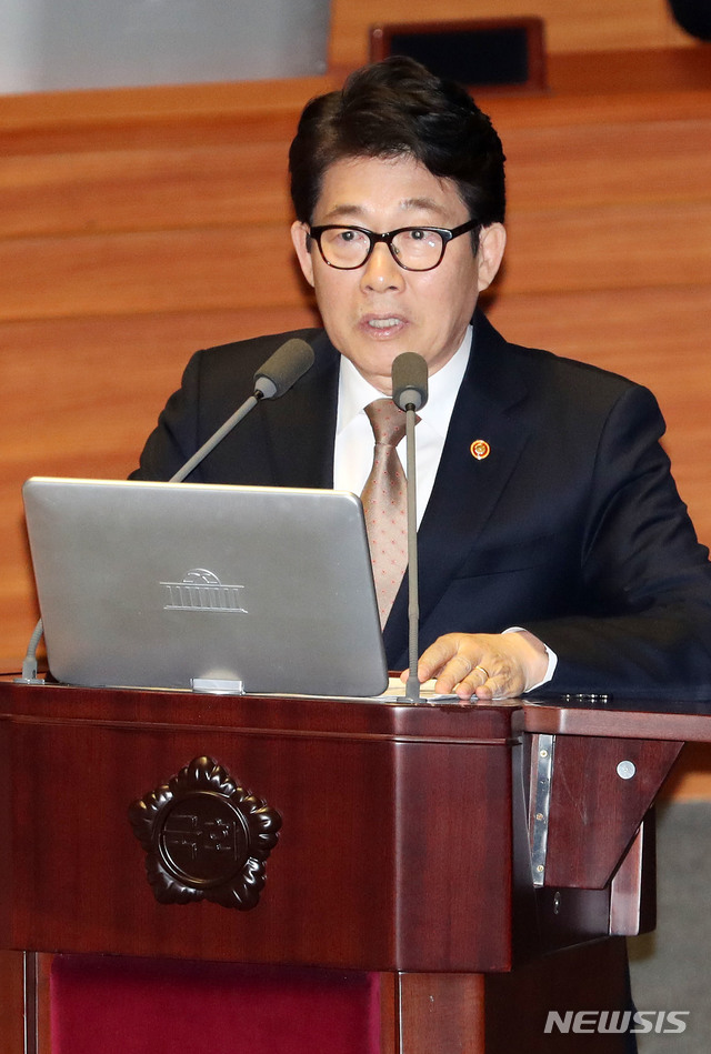 【서울=뉴시스】홍효식 기자 = 조명래 환경부 장관이 11일 오후 서울 여의도 국회에서 열린 교육·사회·문화에 관한 대정부질문에 답하고 있다. 2019.07.11. yesphoto@newsis.com