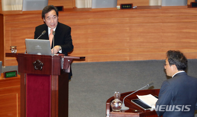 【서울=뉴시스】홍효식 기자 = 이낙연 국무총리가 22일 오후 서울 여의도 국회에서 열린 본회의에서 자유한국당 이학재 의원의 교육·사회·문화에 관한 대정부질문에 답하고 있다. 2019.03.22. yesphoto@newsis.com