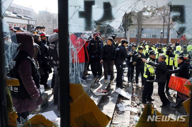 【서울=뉴시스】최동준 기자 = 서울 개포 주공1단지 종합상가의 명도 강제집행이 예정된 22일 개포 주공1단지 상가 앞에서 재건축 조합원들과 전국철거민연합회가 대치하며 갈등을 빚고 있다. 2019.03.22. photocdj@newsis.com