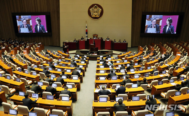 【서울=뉴시스】홍효식 기자 = 바른미래당 김수민 의원이 22일 오후 서울 여의도 국회에서 열린 본회의에서 이낙연 국무총리에게 교육·사회·문화에 관한 대정부질문을 하고 있다. 2019.03.22.&nbsp; yesphoto@newsis.com
