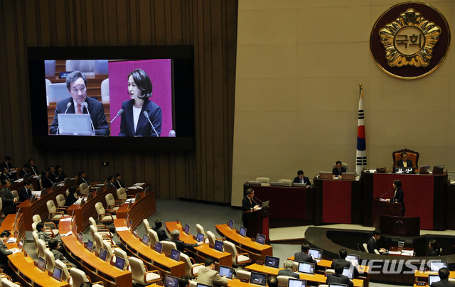 【서울=뉴시스】홍효식 기자 = 바른미래당 김수민 의원이 22일 오후 서울 여의도 국회에서 열린 본회의에서 이낙연 국무총리에게 교육·사회·문화에 관한 대정부질문을 하고 있다. 2019.03.22. yesphoto@newsis.com