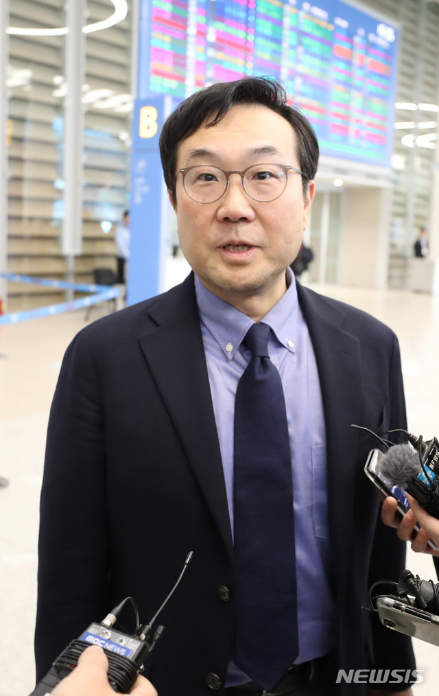 【인천공항=뉴시스】 전진환 기자 = 북핵 협상 수석대표인 이도훈 외교부 한반도평화교섭본부장이 러시아와 EU(유럽연합) 방문을 마치고 22일 오후 인천공항을 통해 귀국하고 있다. 2019.03.22.&nbsp; amin2@newsis.com