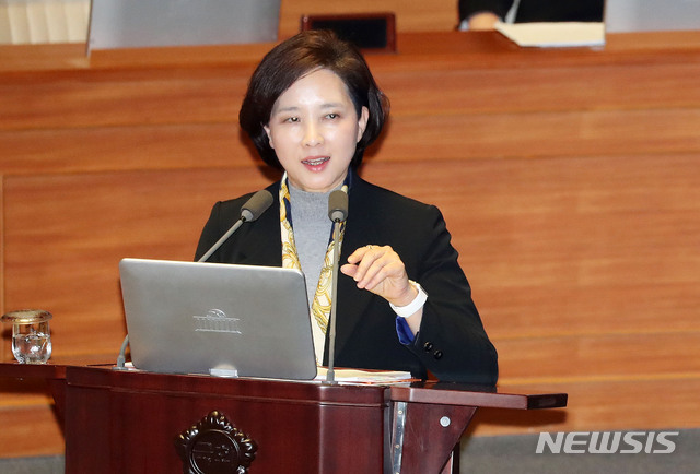 【서울=뉴시스】홍효식 기자 = 유은혜 사회부총리 겸 교육부 장관이 22일 오후 서울 여의도 국회에서 열린 본회의에서 더불어민주당 오영훈 의원의 교육·사회·문화에 관한 대정부질문에 답하고 있다. 2019.03.22.&nbsp; yesphoto@newsis.com