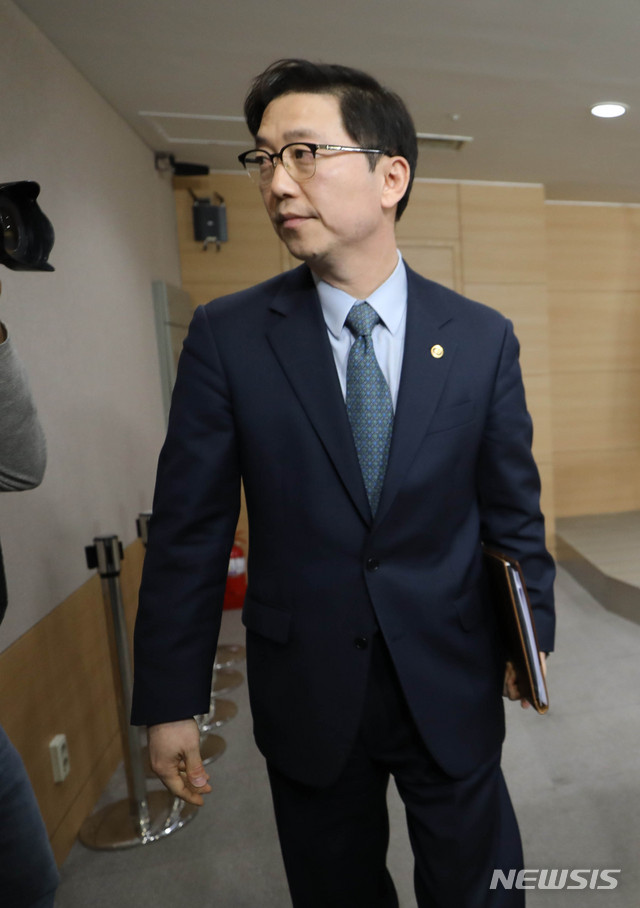 【서울=뉴시스】 고범준 기자 = 천해성 통일부 차관이 22일 오후 서울 종로구 정부서울청사 브리핑룸에서 남북 개성 공동사무소 북측 인원 철수와 관련 브리핑을 마치고 퇴장하고 있다. 2019.03.22.&nbsp; bjko@newsis.com