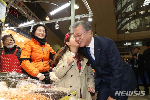 【대구=뉴시스】박진희 기자 = 문재인 대통령이 22일 대구시 북구 칠성종합시장에서 어린이에게 볼 뽀뽀를 받고 있다.&nbsp; 2019.03.22.&nbsp; pak7130@newsis.com