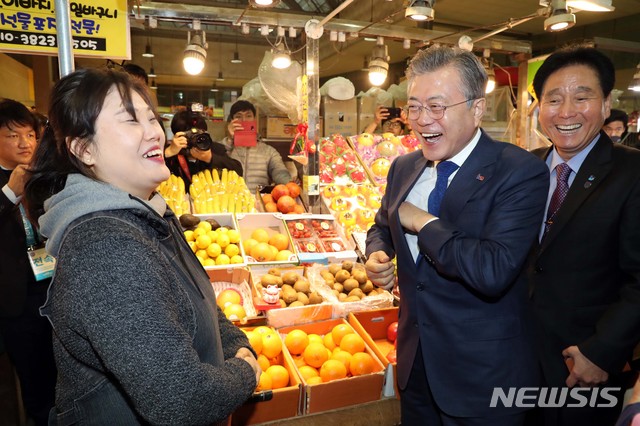 【대구=뉴시스】박진희 기자 = 문재인 대통령이 22일 대구시 북구 칠성종합시장에서 상인과 대화를 하고 있다. 2019.03.22. pak7130@newsis.com