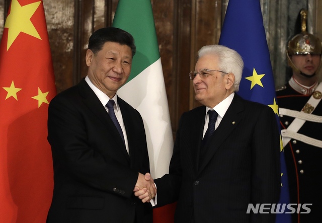 【로마=AP/뉴시스】이탈리아를 방문한 시진핑(왼쪽) 중국 국가주석이 22일(현지시간) 로마 퀴리날레 대통령궁에서 세르조 마타렐라 이탈리아 대통령을 만나 악수하고 있다. 시 주석은 이탈리아와의 경제·문화 유대관계 심화를 위해 23일 1조 달러 규모의 일대일로 양해각서(MOU)를 체결하는 것으로 알려졌다. 2019.03.22.