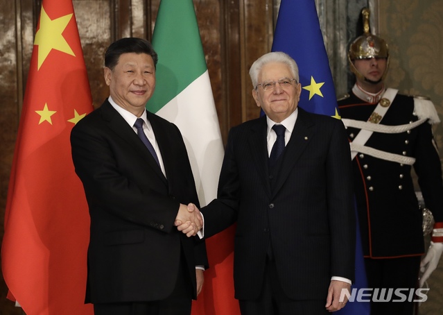 【로마=AP/뉴시스】이탈리아를 방문한 시진핑(왼쪽) 중국 국가주석이 22일(현지시간) 로마 퀴리날레 대통령궁에서 세르조 마타렐라 이탈리아 대통령을 만나 악수하고 있다. 시 주석은 이탈리아와의 경제·문화 유대관계 심화를 위해 23일 1조 달러 규모의 일대일로 양해각서(MOU)를 체결하는 것으로 알려졌다. 2019.03.22.