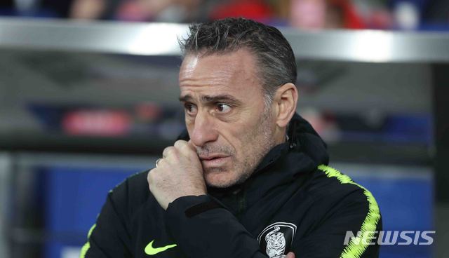 【울산=뉴시스】추상철 기자 = 22일 오후 울산문수경기장에서 열린 대한민국 축구 국가대표팀의 평가전 볼리비아와의 경기. 벤투 감독이 생각에 잠겨 있다. 2019.03.22. scchoo@newsis.com