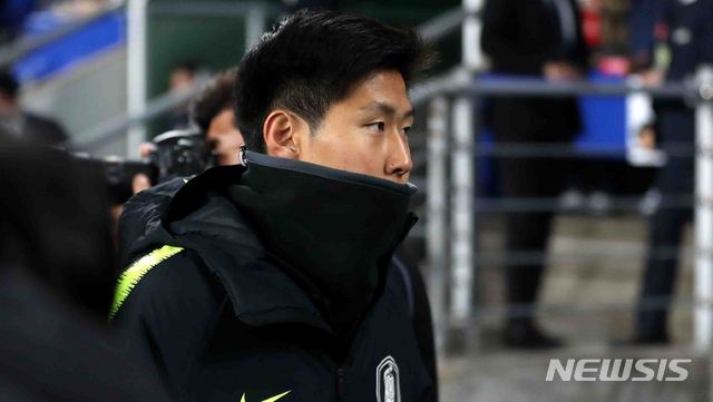 【울산=뉴시스】추상철 기자 = 22일 오후 울산문수경기장에서 열린 대한민국 축구 국가대표팀의 평가전 볼리비아와의 경기. 이강인이 벤치로 향하고 있다. 2019.03.22.&nbsp; scchoo@newsis.com
