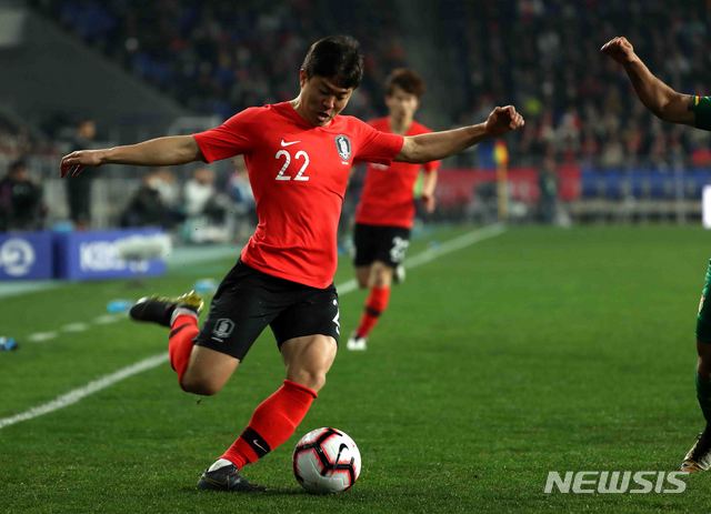 【울산=뉴시스】추상철 기자 = 22일 오후 울산문수경기장에서 열린 대한민국 축구 국가대표팀의 평가전 볼리비아와의 경기. 권창훈이 센터링을 하고 있다. 2019.03.22.  scchoo@newsis.com