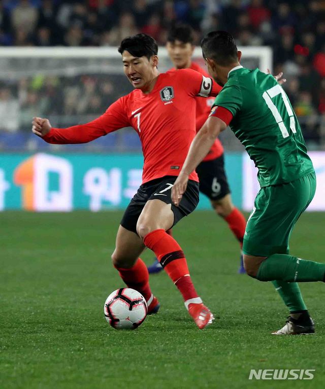 【울산=뉴시스】추상철 기자 = 22일 오후 울산문수경기장에서 열린 대한민국 축구 국가대표팀의 평가전 볼리비아와의 경기. 손흥민이 들리블 하고 있다. 2019.03.22. scchoo@newsis.com