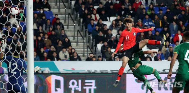 【울산=뉴시스】추상철 기자 = 22일 오후 울산문수경기장에서 열린 대한민국 축구 국가대표팀의 평가전 볼리비아와의 경기. 이청용이 헤딩슛으로 골을 넣고 있다. 2019.03.22. scchoo@newsis.com