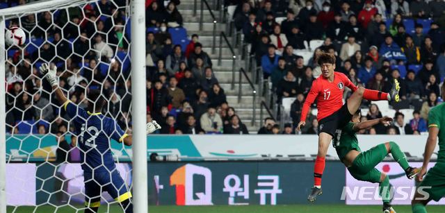 【울산=뉴시스】추상철 기자 = 22일 오후 울산문수경기장에서 열린 대한민국 축구 국가대표팀의 평가전 볼리비아와의 경기. 이청용이 헤딩슛으로 골을 넣고 있다. 2019.03.22.  scchoo@newsis.com