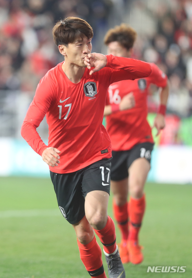 【울산=뉴시스】배병수 기자 = 22일 오후 울산시 남구 문수축구경기장에서 열린 축구 국가대표 평가전 한국과 볼리비아의 경기 후반전 이청용이 골을 넣고 세레모니를 하고 있다. 2019.03.22. bbs@newsis.com.