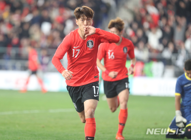 【울산=뉴시스】배병수 기자 = 지난해 3월 22일 오후 울산시 남구 문수축구경기장에서 열린 축구 국가대표 평가전 한국과 볼리비아의 경기 후반전 이청용이 골을 넣고 세레모니를 하고 있다. 2019.03.22. bbs@newsis.com.