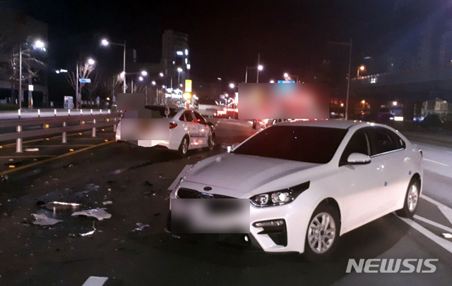 【부산=뉴시스】 23일 오전 2시 23분께 부산 동래구 온천동 내성지하차로에서 온천장 방향으로 역주행하던 K3 승용차가 마주오던 택시와 정면으로 충돌한 이후 투싼 차량을 들이받았다. 2019.03.23. (사진=부산경찰청 제공)photo@newsis.com