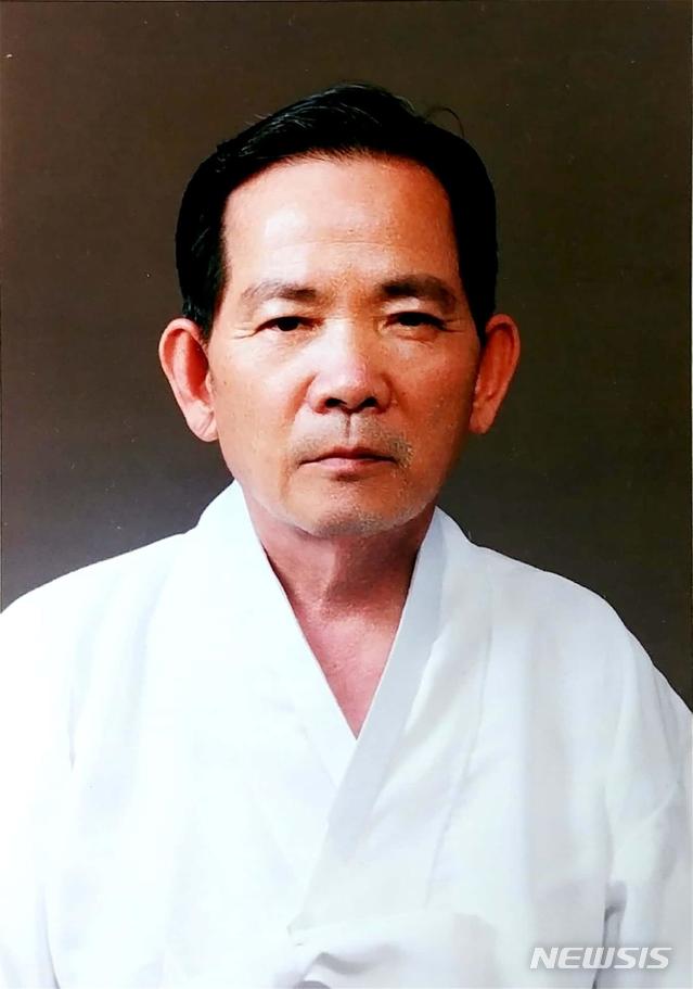 【광주=뉴시스】김석훈 기자 = 한국의 마지막 유학자 송담(松潭)이백순(李栢淳)선생의 유고 문집 35권 12책의 완간을 축하하는 출판기념식 및 강연회가 23일 오전 광주향교 유림회관 2층 대강당에서 열린다. 사진은 송담 이백순 선생. 2019.03.23. (사진=송담선생진수회 제공) kim@newsis.com