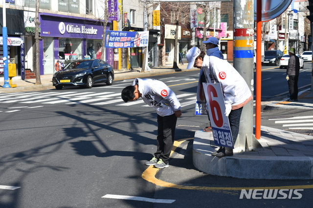 【통영=뉴시스】정경규 기자 = 4·3 보궐선거 공식선거운동 사흘째인 23일 대한애국당 박청정 후보는 경남 통영시 북신동 무전사거리에서 유권자들에게 90도 인사를 하고있다.2019.03.23. jkgyu@newsis.com