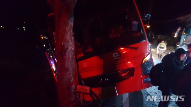 【남해=뉴시스】정경규 기자 = 경남 남해 보리암으로 향하던 관광버스가 도로변 가로수를 들이받았다.