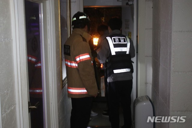 【청주=뉴시스】임장규 기자 = 22일 오후 10시10분께 충북 청주시 사창동 한 노래방에서 회사 회식을 하던 A(26)씨 등 5명이 지상 3m 높이 비상구에서 바닥으로 추락해 다쳤다. 경찰과 소방당국이 현장 조사를 하고 있다. 2019.03.23. (사진=충북도소방본부 제공) photo@newsis.com