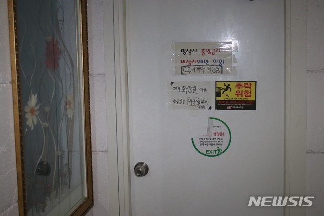 【청주=뉴시스】임장규 기자 = 22일 오후 10시10분께 충북 청주시 사창동 한 노래방에서 회사 회식을 하던 A(26)씨 등 5명이 지상 3m 높이 비상구에서 바닥으로 추락해 다쳤다. 사고가 난 비상구 모습. 2019.03.23. (사진=충북도소방본부 제공) photo@newsis.com