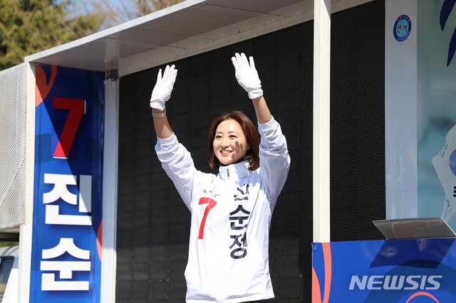 【창원=뉴시스】강경국 기자 = 4·3 국회의원 보궐선거의 공식 선거운동이 시작된 후 첫 주말인 23일 경남 창원시 성산구 대동백화점 인근 도로에서 대한애국당 진순정 후보가 길거리 유세를 펼치고 있다. 2019.03.23.&nbsp; kgkang@newsis.com 