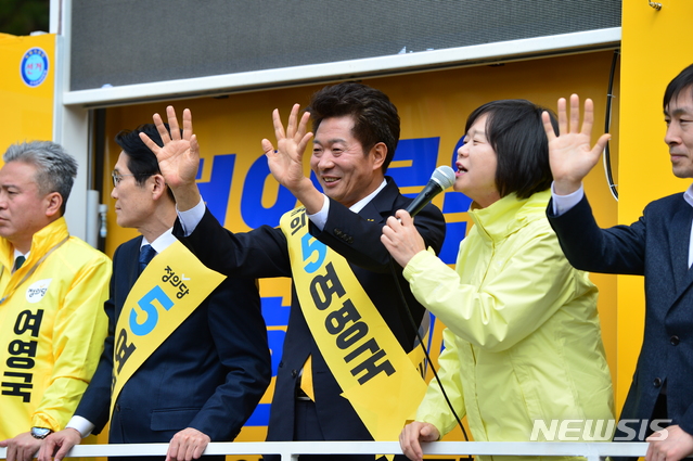 【창원=뉴시스】강경국 기자 =  4·3 국회의원 보궐선거의 공식 선거운동이 시작된 후 첫 주말인 23일 경남 창원시 성산구 남양종합상가 인근에서 정이당 여영국 후보가 이정미 대표와 함께 길거리 유세를 펼치고 있다. 2019.03.23. kgkang@newsis.com