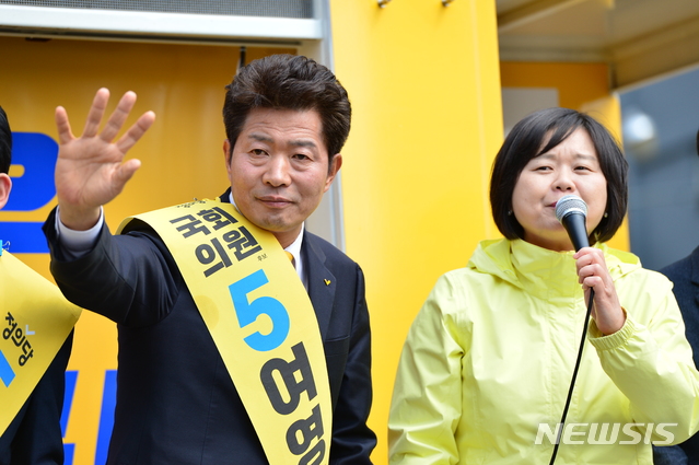 【창원=뉴시스】강경국 기자 = 4·3 국회의원 보궐선거의 공식 선거운동이 시작된 후 첫 주말인 23일 경남 창원시 성산구 남양종합상가 인근에서 정의당 여영국 후보가 이정미 대표와 함께 길거리 유세를 펼치고 있다. 2019.03.23.&nbsp; kgkang@newsis.com 