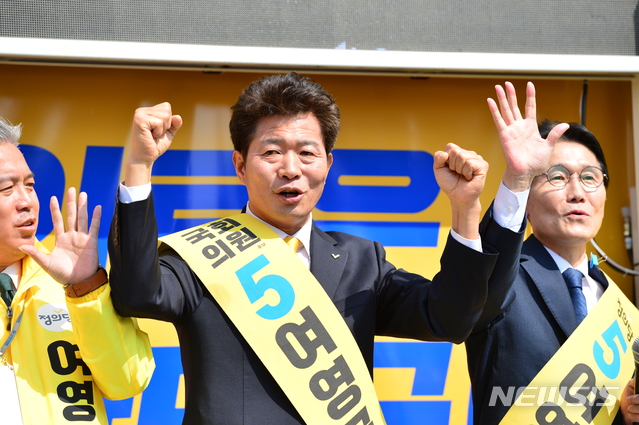 【창원=뉴시스】강경국 기자 =&nbsp; 4·3 국회의원 보궐선거의 공식 선거운동이 시작된 후 첫 주말인 23일 경남 창원시 성산구 남양종합상가 인근에서 정의당 여영국 후보가 이정미 대표와 함께 길거리 유세를 펼치고 있다. 2019.03.23. kgkang@newsis.com