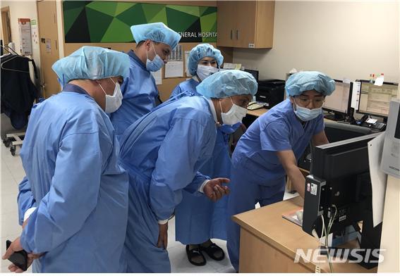 【청주=뉴시스】인진연 기자 = 충북 청주하나병원을 방문한 우즈베키스탄 의료진들이 병원 내 수술실을 살펴보고 있다. 2019.03.24 (사진=청주하나병원 제공)photo@newsis.com 