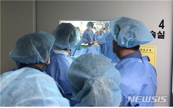 【청주=뉴시스】인진연 기자 = 충북 청주하나병원을 방문한 우즈베키스탄 의료진들이 병원 내 수술실을 살펴보고 있다. 2019.03.24 (사진=청주하나병원 제공)photo@newsis.com 