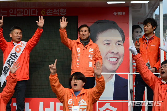 【창원=뉴시스】강경국 기자 = 4·3 국회의원 보궐선거의 공식 선거운동이 시작된 후 첫 주말인 23일 경남 창원시 성산구 남양종합상가 인근에서 민중당 손석형 후보가 길거리 유세를 펼치고 있다. 2019.03.23.&nbsp; kgkang@newsis.com 
