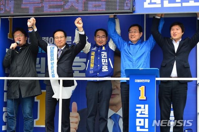 【창원=뉴시스】강경국 기자 = 4·3 국회의원 보궐선거의 공식 선거운동이 시작된 후 첫 주말인 23일 경남 창원시 성산구 남양종합상가 인근에서 더불어민주당 권민호 후보가 길거리 유세를 하고 있다. 2019.03.23.&nbsp; kgkang@newsis.com 