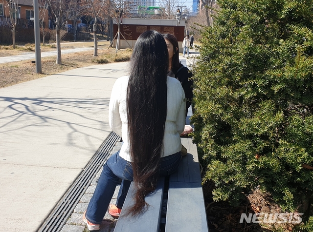 【서울=뉴시스】2010년 성희롱을 당한 이후 머리카락을 한 번도 자르지 않은 야마다 유키(가명)씨. 야마다씨는 "분노와 고통의 세월을 보여주는 것"이라고 말했다. 2019.03.23