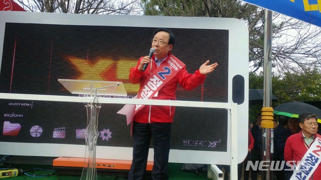 【통영=뉴시스】신정철 기자 =이주영 국회 부의장은 23일 오후 경남 통영시 광도면 이마트 앞 도로변에서 펼쳐진 정점식 한국당 통영고성 국회의원 보궐선거 후보 집중유세에서 “경제가 엉망이고, 안보가 깨져 국민들이 불안해 하고 있다”며 “우리가 열정을 보이며 정 후보가 당선된다”고 말했다.2019.03.23. sin@newsis.com