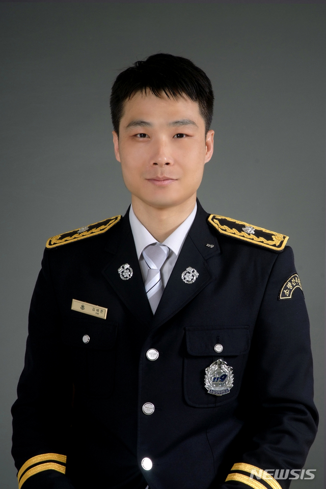 【세종=뉴시스】대통령상을 받은 대전 서구 출신의 김배준(38·우송공업대) 소방위. 이 상은 수석 졸업자에게 수여된다. 2019.03.24. (사진=소방청 제공)