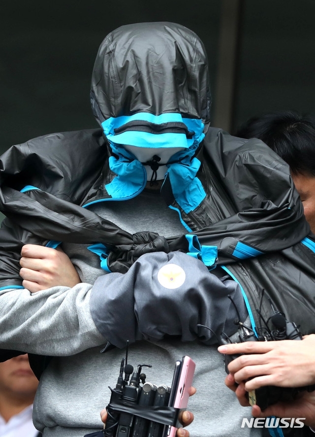 【안양=뉴시스】 추상철 기자 = '청담동 주식부자'로 불리는 이희진 씨의 부모를 살해한 혐의를 받는 김모 씨가 20일 오전 구속 전 피의자 심문(영장실질심사)를 받기 위해 경기 안양동안경찰서를 나서고 있다. 2019.03.20. scchoo@newsis.com