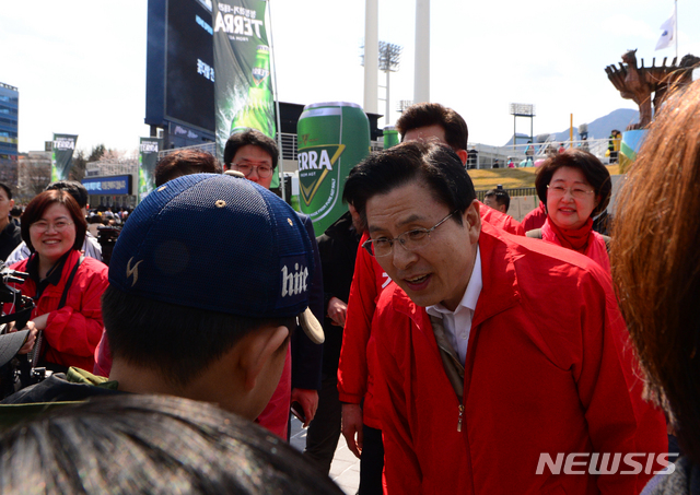 【창원=뉴시스】차용현 기자 = 4.3 국회의원 보궐선거 지원유세에 나선 자유한국당 황교안 대표가 23일 오후 경남 창원시 NC 파크 마산야구장에서 프로야구 개막전을 보러 온 시민들에게 창원성산 선거구에 출마한 같은 당 강기윤 후보의 지지를 호소하고 있다. 2019.03.23.&nbsp; con@newsis.com
