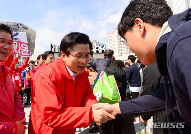 【창원=뉴시스】차용현 기자 = 4.3 국회의원 보궐선거 지원유세에 나선 자유한국당 황교안 대표가 23일 오후 경남 창원시 NC 파크 마산야구장에서 프로야구 개막전을 보러 온 시민들에게 창원성산 선거구에 출마한 같은 당 강기윤 후보의 지지를 호소하고 있다. 2019.03.23. con@newsis.com