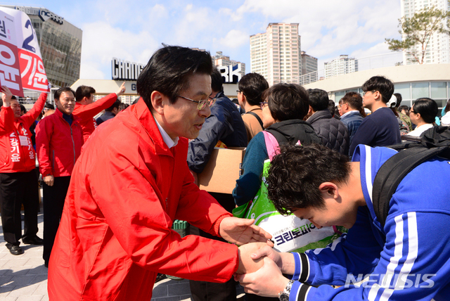 【창원=뉴시스】차용현 기자 = 4.3 국회의원 보궐선거 지원유세에 나선 자유한국당 황교안 대표가 23일 오후 경남 창원시 NC 파크 마산야구장에서 프로야구 개막전을 보러 온 시민들에게 창원성산 선거구에 출마한 같은 당 강기윤 후보의 지지를 호소하고 있다. 2019.03.23.&nbsp;&nbsp; con@newsis.com